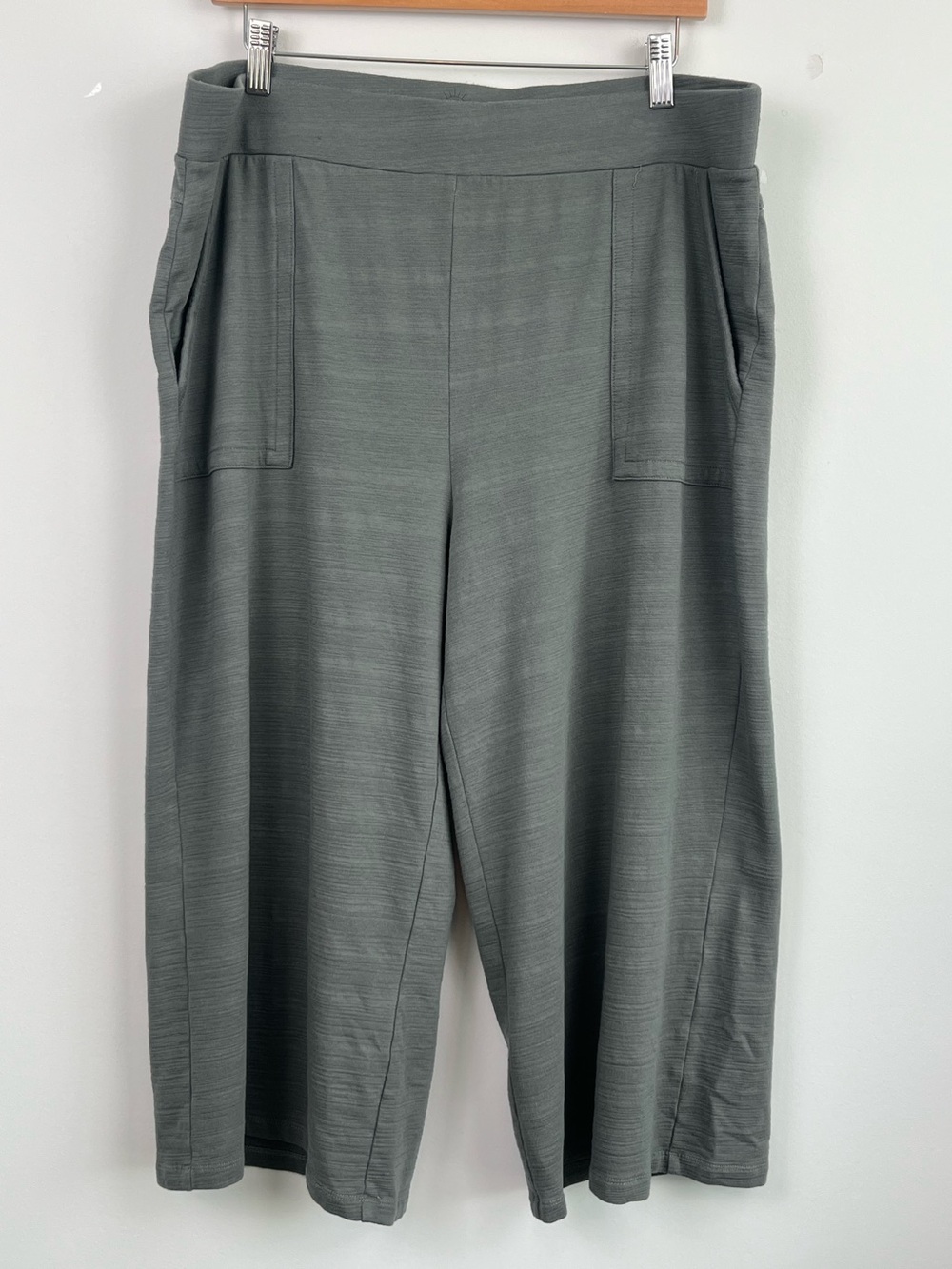 T by Talbots olive green cotton modal spandex UPF 50 wide leg cropped pants, XL.